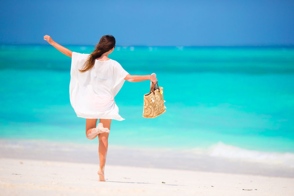 Frau am Strand von Sansibar