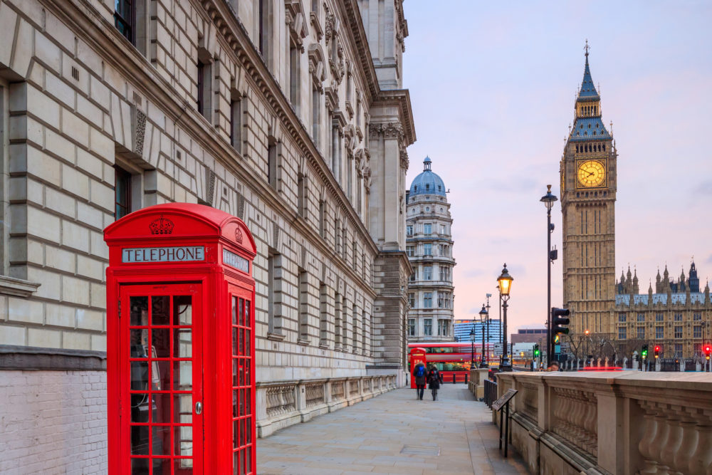 Rote Telefonzelle in London vor Big Ben