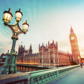 Big Ben mit Lampe am Abend