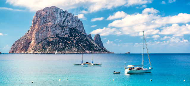 Ibiza: 6 Tage im 4* Hotel mit Halbpension, Flug & Transfer um 561€