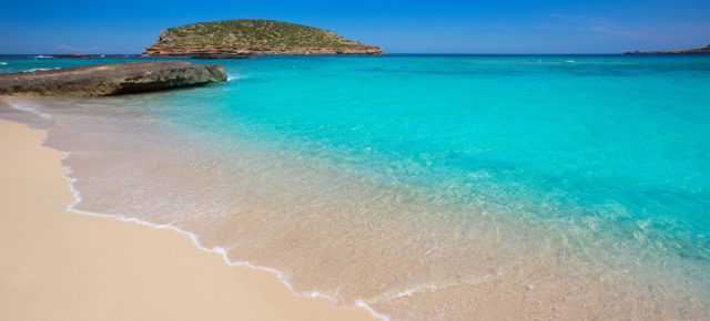 Ibiza: 7 Tage im 4* Hotel am Strand mit Halbpension, Flug & Transfer nur 492 €