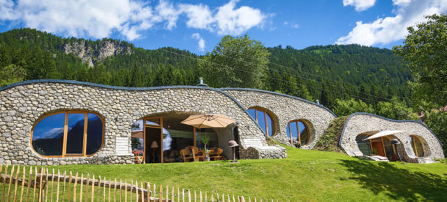 Hobbit-Style: 3 Tage im 4* Erdhaus am Weissensee mit Frühstück, Wellness, Bootsfahrt & Extras nur 470€