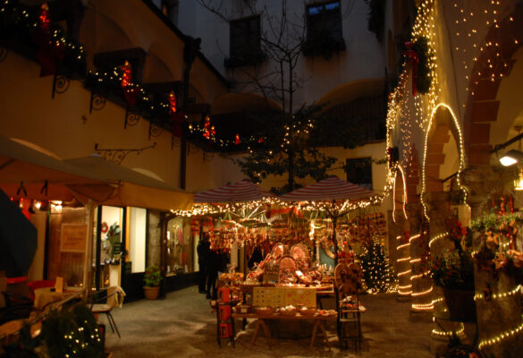 Österreich Salzburg Weihnachtsmarkt Innenhof