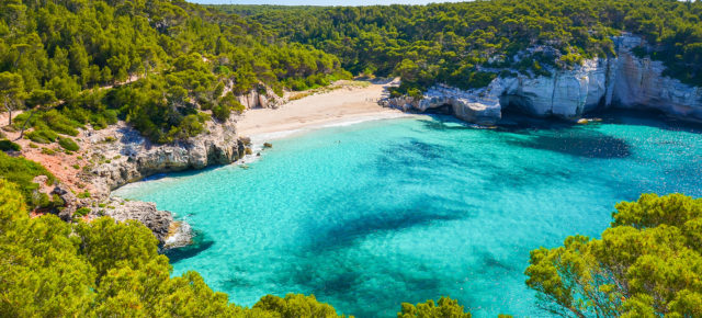 Die „kleine Schwester“ Mallorcas: 8 Tage MENORCA im TOP 3* Hotel am Strand mit Halbpension, Flug, Transfer & Zug nur 429€