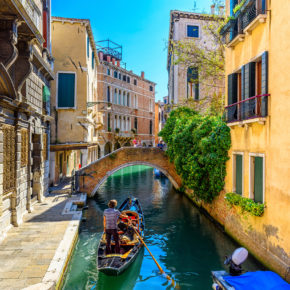 Italien Venedig Gondel enger Kanal