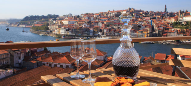 Travel Tuesday Kracher: 4 Tage Städtetrip Porto mit TOP 5* Hotel, Frühstück, Schifffahrt & Flug um 332€