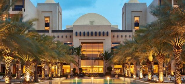 VAE Luxusurlaub: 10 Tage Ras Al Khaimah im TOP 5* Hilton Strandresort mit Frühstück, Flug, Transfer & Zug für 838€