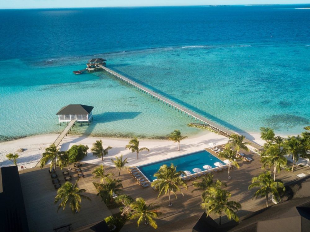 robinson-noonu-resort-am-strand-mit-infinitypool