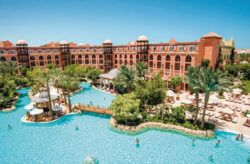 Ab ins Grand Resort Hurghada: 8 Tage im 4* Hotel am Strand mit All Inclusive, Flug & Tra...