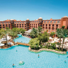 Ab ins Grand Resort Hurghada: 8 Tage im 4* Hotel am Strand mit All Inclusive, Flug & Transfer für 382€