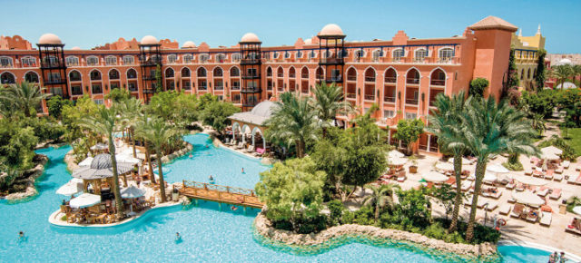 Ab ins Grand Resort Hurghada: 8 Tage im 4* Hotel am Strand mit All Inclusive, Flug & Transfer für 382€