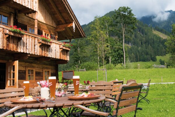 Travel Charme Werfenweng Stroblhaus Terrasse im Sommer mit Bergblick