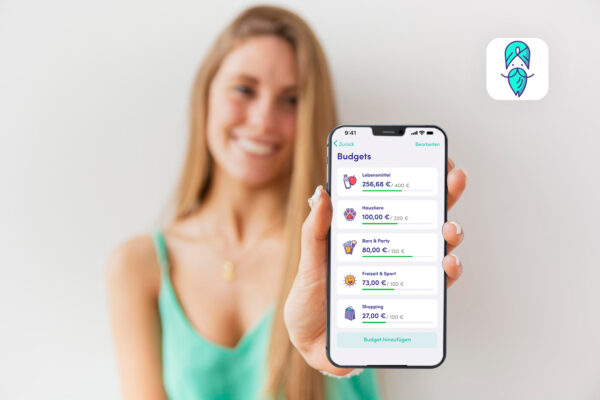Eine Frau hält ihr Smartphone mit der Finanzguru Übersicht der Budgets in die Kamera.